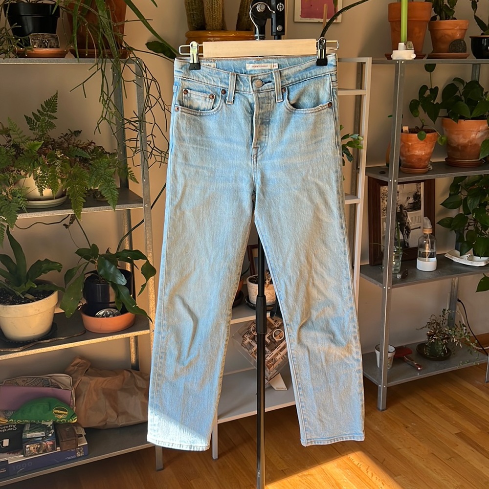 Levi’s Wedgie straight denim blue jeans